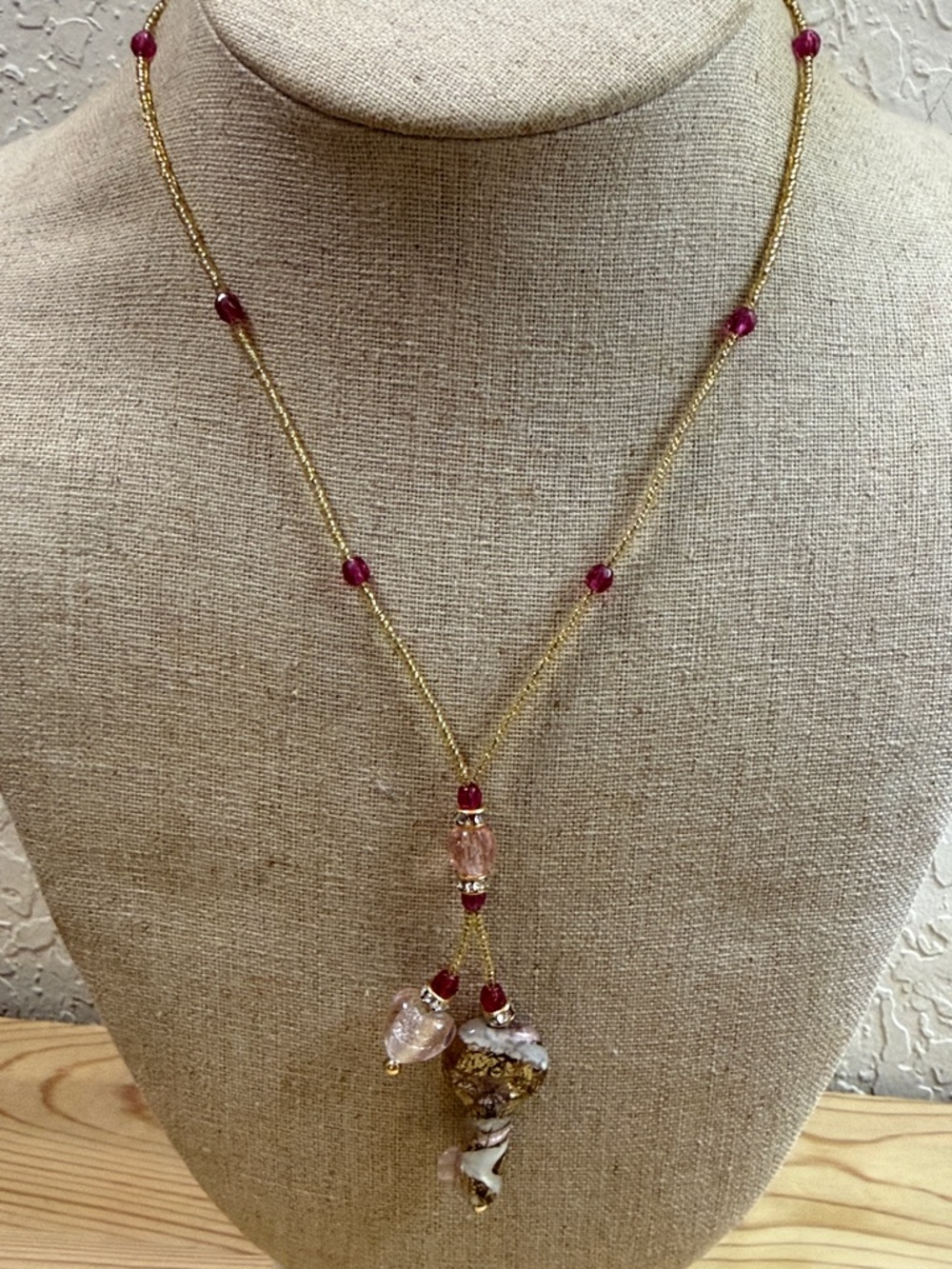 Fashion Jewelry Gold Necklace with Pink and Berry Beads